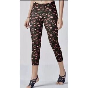 Fabletics Powerhold Black Floral Salar Capri Leggings Rose Activewear MEDIUM NWT